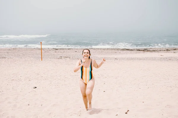 Молодая Леди Бегает Веселится Пляже Наслаждаясь Теплой Тропической Водой Океана — стоковое фото
