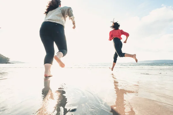 Happy Women Friends Runs Sea Beach Bright Day Friends Happy — Foto Stock