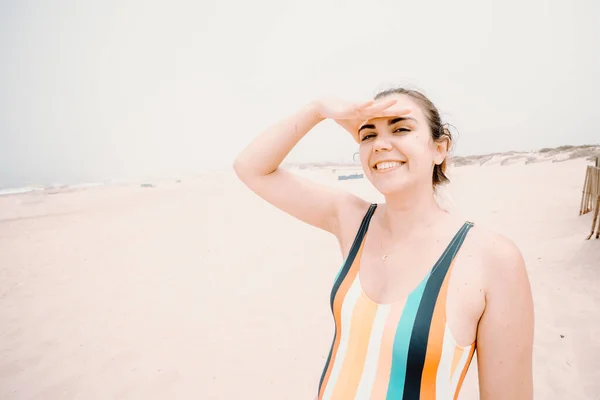 ビーチでの晴れた日の間に水着で笑顔の若い女性 自由と休日のコンセプト コピースペース — ストック写真