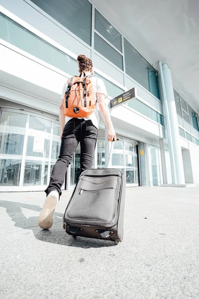 Havaalanında Gri Bavullarla Ele Tutuşan Genç Bir Adamın Seyahat Konsepti — Stok fotoğraf