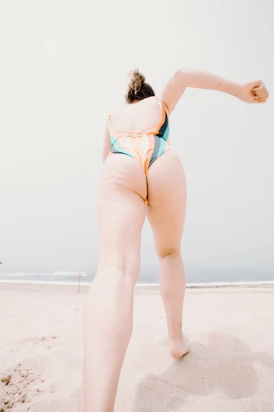 Young Lady Running Having Fun Beach Enjoying Warm Tropical Ocean — Zdjęcie stockowe