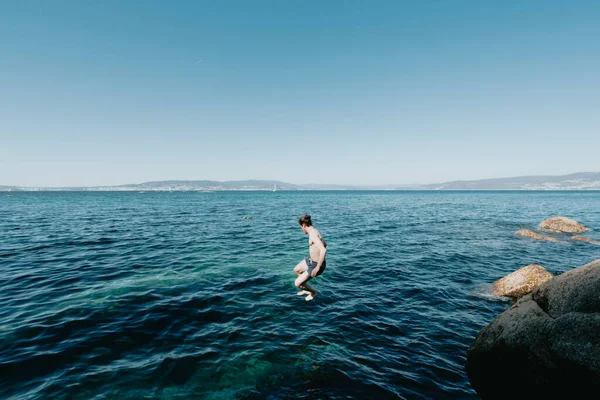 Joven Saltando Mar Aire Vacaciones Mediterráneas Conceptos Libertad Libertad Hombre —  Fotos de Stock