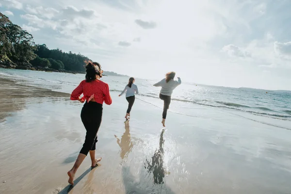 Happy Women Friends Runs Sea Beach Bright Day Friends Happy — Stock Photo, Image