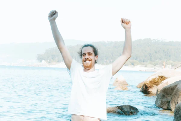 Genç Hippi Adam Plajda Beyaz Tişörtlü Bir Şeyi Kutluyor Parti — Stok fotoğraf