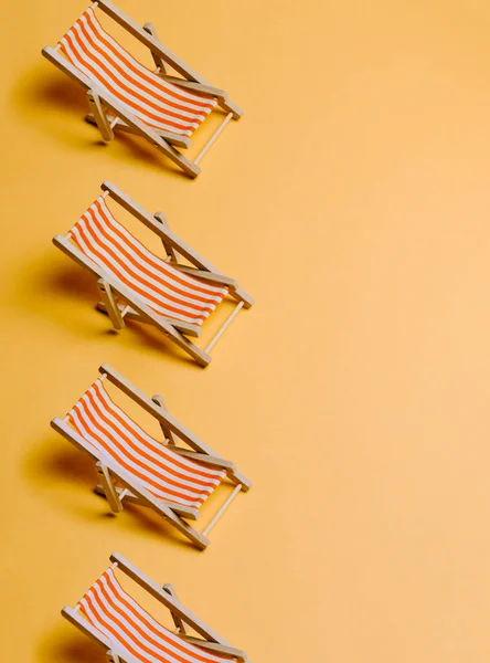 Cadeiras Praia Verão Sobre Fundo Amarelo Pastel Com Espaço Cópia — Fotografia de Stock