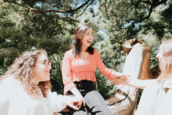 三个女人在森林里度过了快乐的一天 多文化和友谊的概念 关心和爱 — 图库照片