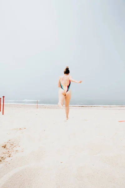 Молодая Леди Бегает Веселится Пляже Наслаждаясь Теплой Тропической Водой Океана — стоковое фото