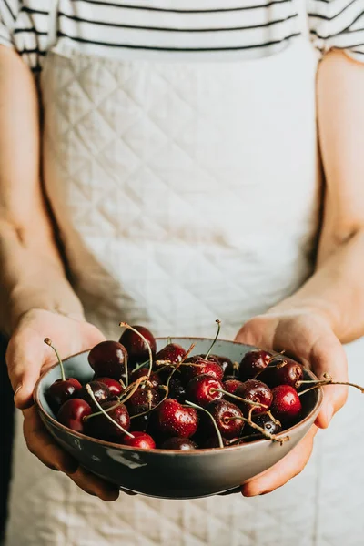 Old Waitress Offers Holds Bunch Cherry Dish Fruits Healthy Life — Stock Photo, Image