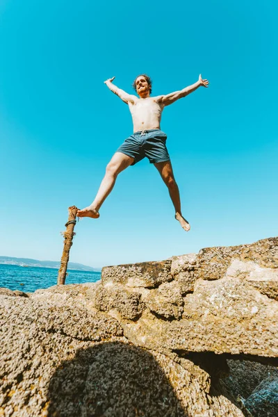 Молодой Мужчина Длинными Волосами Прыгающий Воздухе Рубашки Солнечный День Пространство — стоковое фото