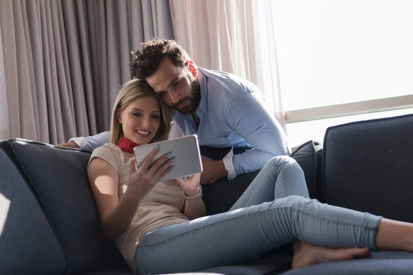 Couple Relaxing Home Using Tablet Computer — Stock Photo, Image