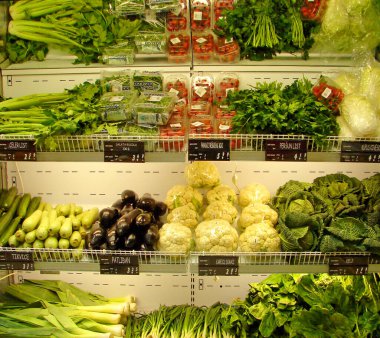 Süpermarkette satılık meyveler