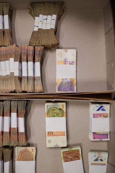 Sıralanmış Parayla Dolu Kutular — Stok fotoğraf