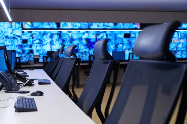 大規模な近代的なセキュリティシステム制御室の空のインテリア — ストック写真