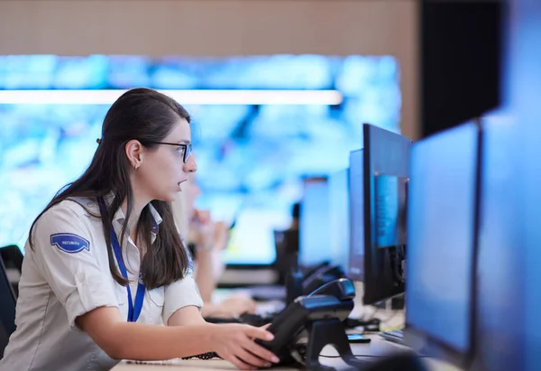 Vrouwelijke Operator Werkt Een Controlekamer Voor Beveiligingsgegevens — Stockfoto