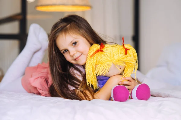 Dziewczynka Zabawką Łóżku — Zdjęcie stockowe