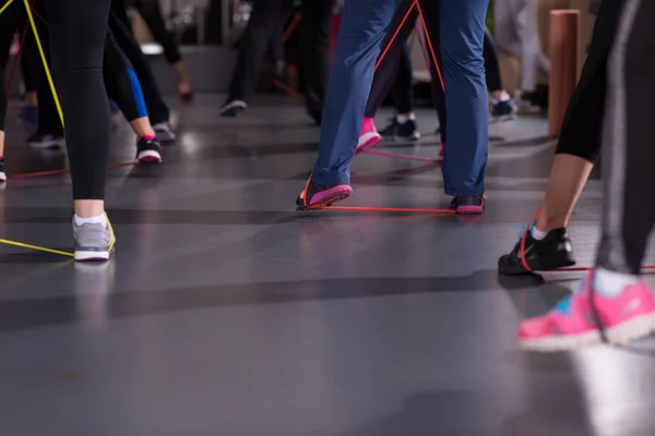 Spor Yapan Kadınlar Lastik Bantlarla Egzersiz Yapıyorlar — Stok fotoğraf