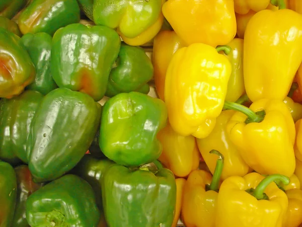绿色和黄色的辣椒 — 图库照片