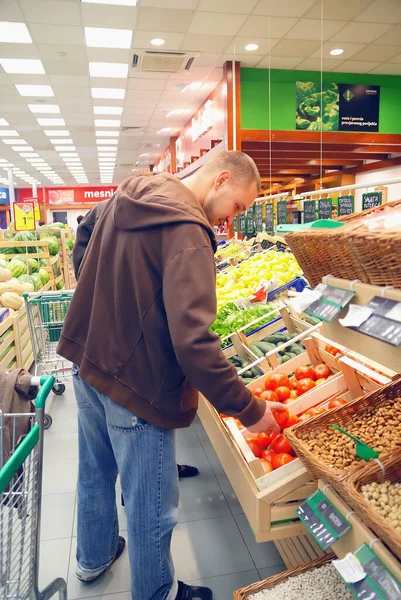Glückliches Paar Kauft Früchte Supermarkt — Stockfoto