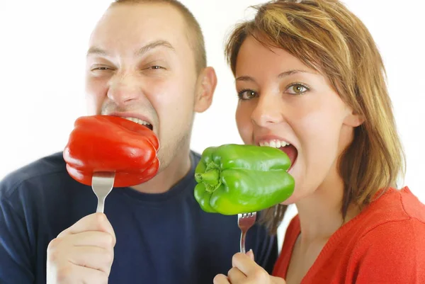 Gelukkig Paar Met Eten Pepers — Stockfoto