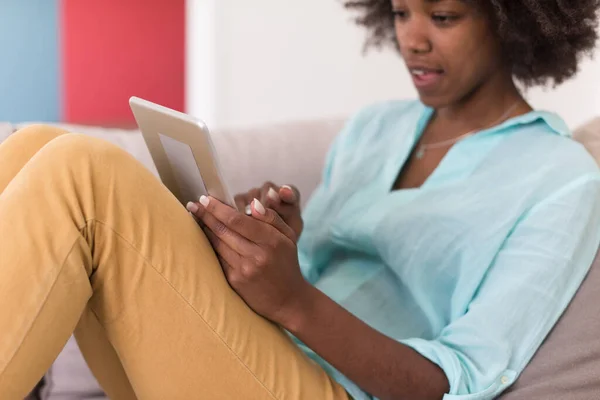Αφρικανική Αμερικανική Γυναίκα Στο Σπίτι Χρησιμοποιώντας Ψηφιακό Tablet — Φωτογραφία Αρχείου