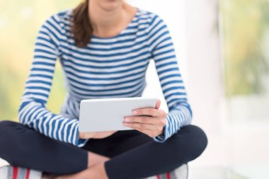 tablet bilgisayar yere kullanan genç kadın