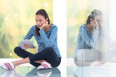 tablet bilgisayar yere kullanan genç kadın