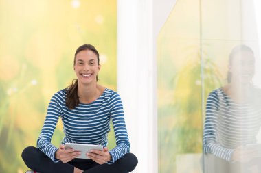 tablet bilgisayar yere kullanan genç kadın