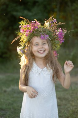 güzel küçük bir kız bir çelenk içinde