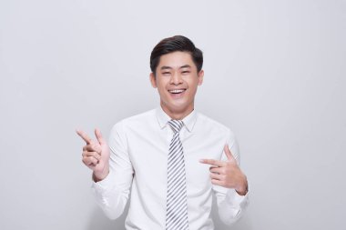 Asyalı adam beyaz arka planda parmak izine rastlayarak uzaklaştı.