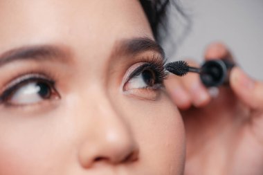 Kadının gözleri güzel makyaj ve uzun kirpikler