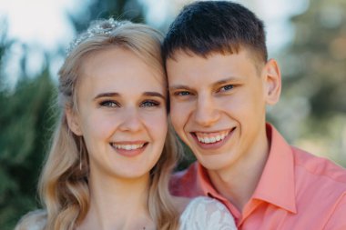 Gelin ve damat gün açık havada yürüyüş düğününde Doğa bahar. 