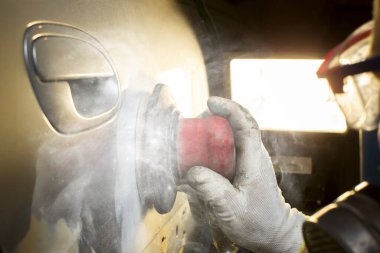 Elleri gıcırdat, arabayı cilala. Araba tamircisi.