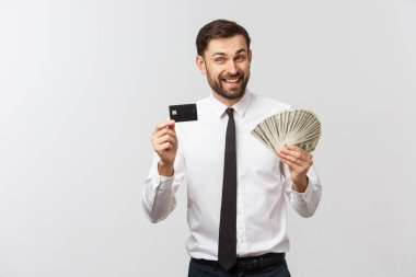 Kredi kartı ve para taşıyan beyaz duvar arkasında izole edilmiş genç iş adamının görüntüsü.