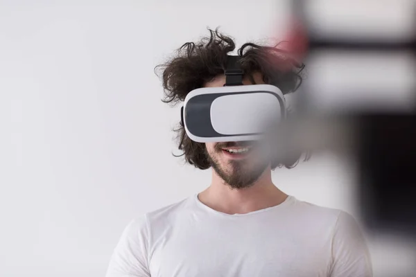 Hombre Usando Auriculares Realidad Virtual — Foto de Stock