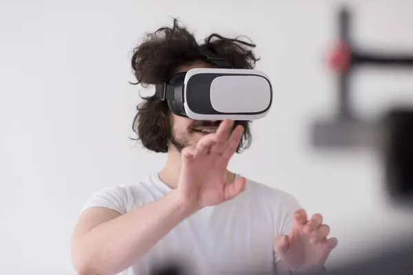 Člověk Použitím Sluchátek Mikrofonem Virtuální Reality — Stock fotografie