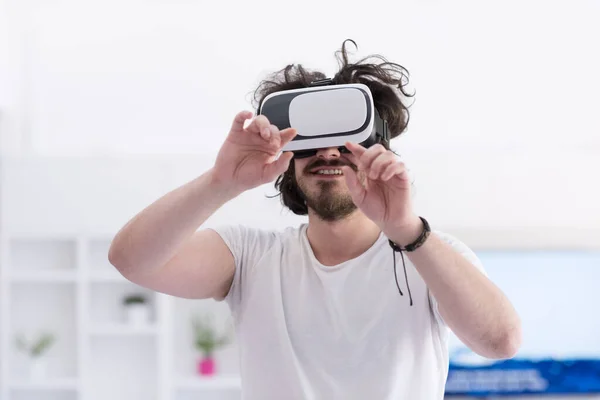 仮想現実の ヘッドセット メガネを使用している人 — ストック写真