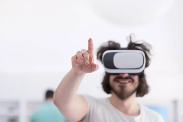 Людина Використовує Окуляри Гарнітури Віртуальної Реальності — стокове фото