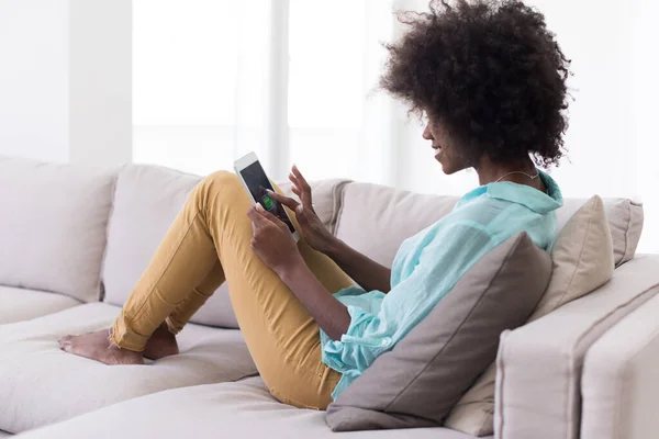 African American Woman Home Using Digital Tablet — Stock Photo, Image