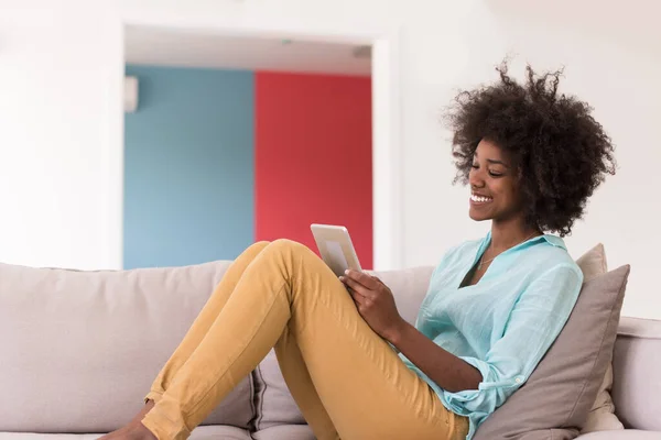 Donna Afro Americana Casa Con Tablet Digitale — Foto Stock
