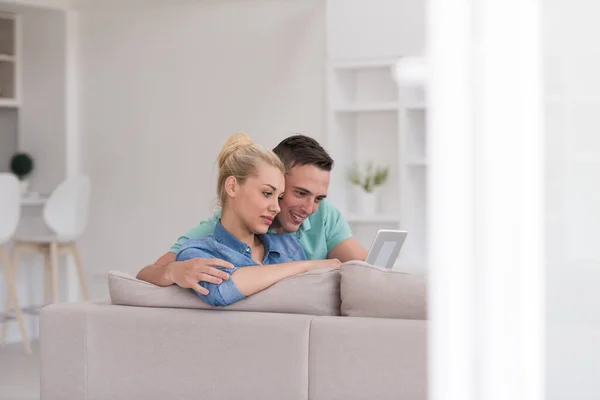 タブレット コンピューターと家でのんびりカップル — ストック写真