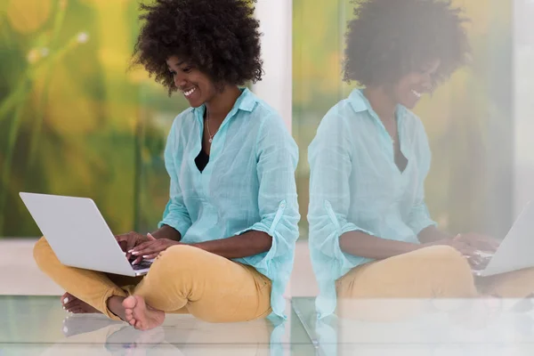 Schwarze Frau Benutzt Laptop Auf Dem Fußboden — Stockfoto
