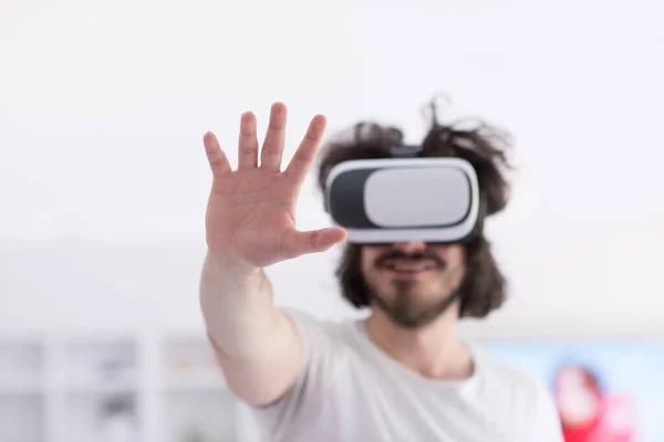 Людина Використовує Окуляри Гарнітури Віртуальної Реальності — стокове фото