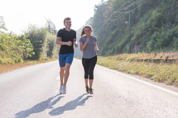 Jeune Couple Jogging Long Une Route Campagne — Photo