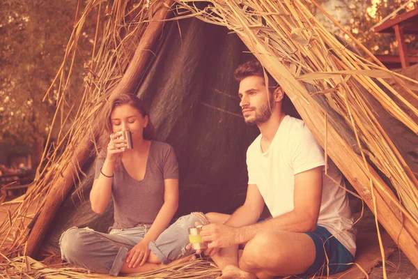 Пара Проводит Время Вместе Соломенной Палатке — стоковое фото