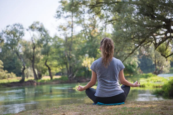 Žena Medituje Cvičí Jógu — Stock fotografie