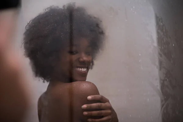 African American Kobieta Pod Prysznicem — Zdjęcie stockowe