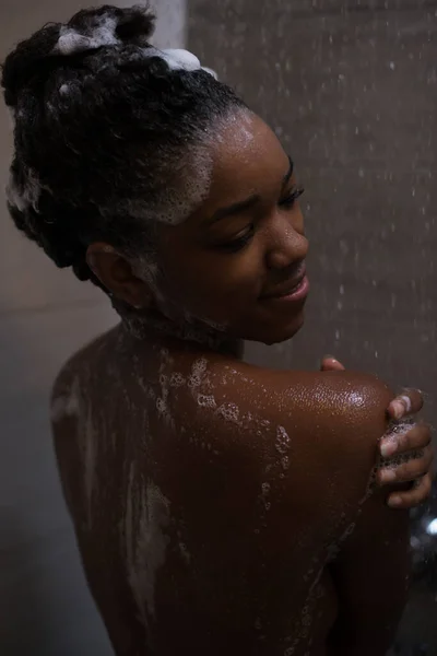 Afrikalı Amerikalı Kadın Duşta — Stok fotoğraf