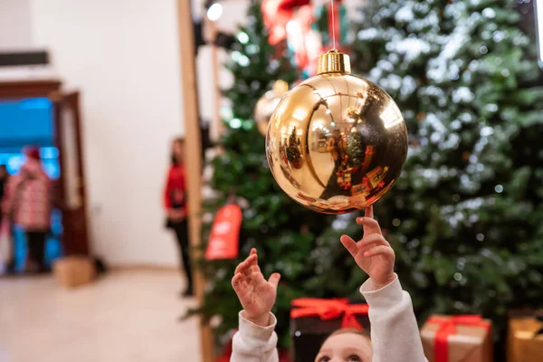 Süslü Bir Noel Ağacında Asılı Duran Farklı Nesneler — Stok fotoğraf