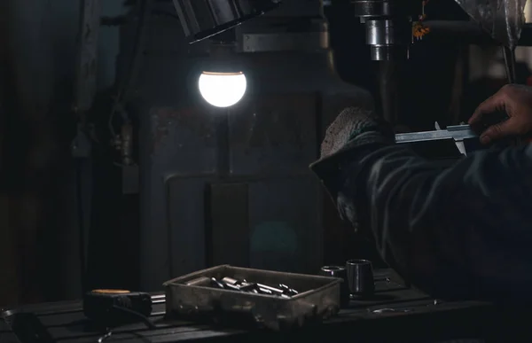 Değirmen Makinesinde Teknisyen Ölçümü Kesik Metal Işçiliği Için Bir Araç — Stok fotoğraf