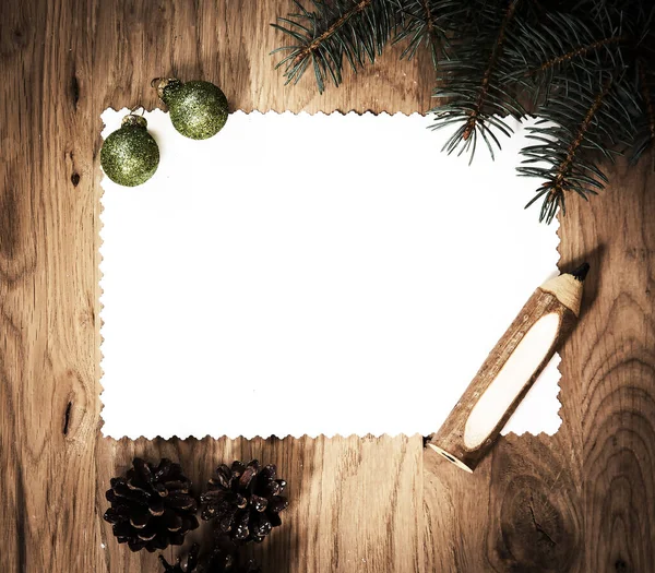 鉛筆とクリスマスの装飾が施された木製の床の上の紙の空白のシート — ストック写真